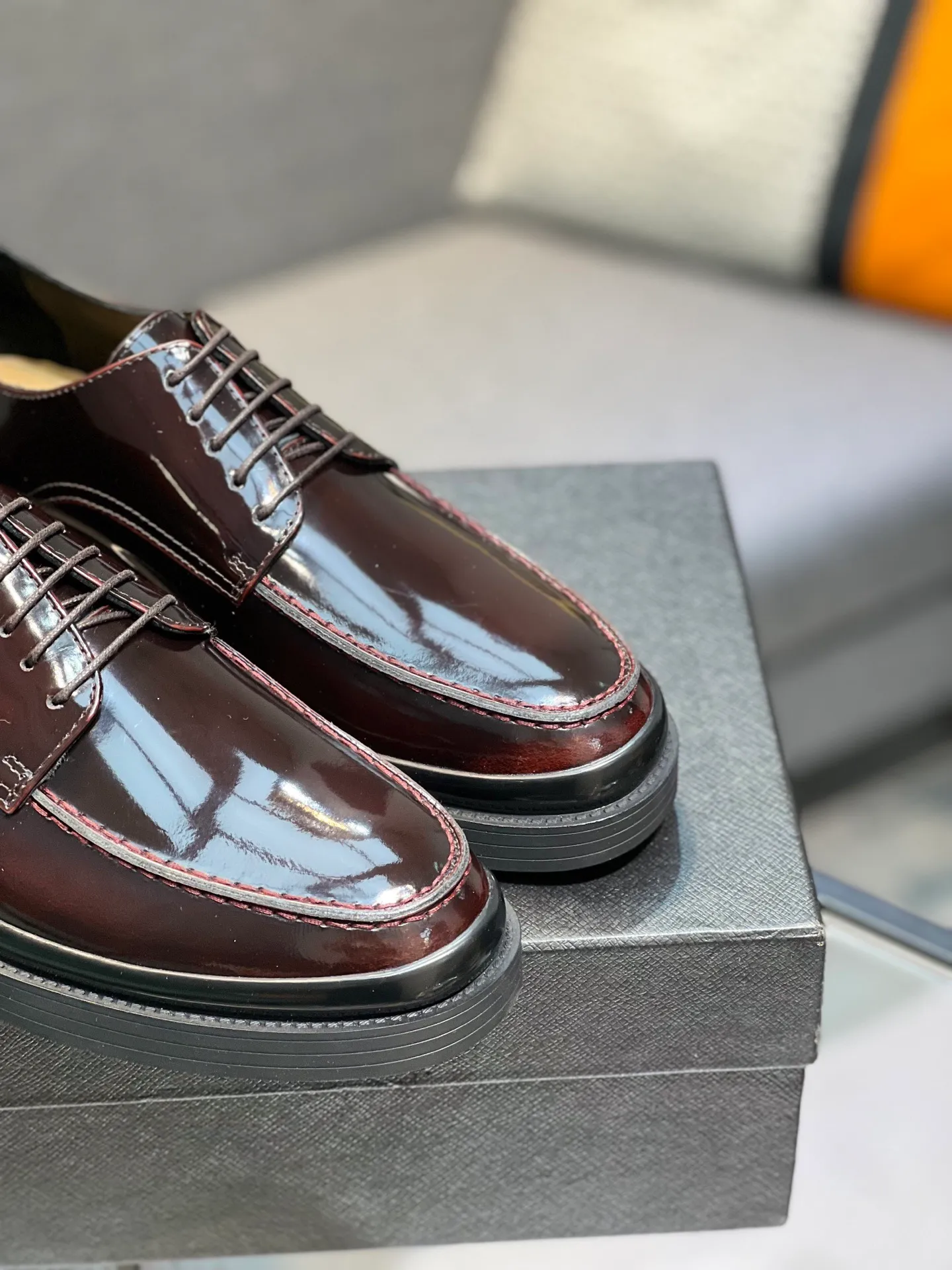 Men's clothing and shoes 💰860 Prada/Prada's new glossy leather loafers are made of open-edge beaded uppers imported from Italy, slip-on loafers style, large piece splicing design, durable and non-deforming, heavy-duty construction, exquisite mark stitching, same material ribbon decoration, blending classic and modern styles, lining with dyed calfskin, standard PRADA logo cowhide feet, original ultra-light matte texture and embossed leather outsole, light and not tired, excellent shock absorption effect, full foot comfort! Size: 39-44 (customized at 38.45)